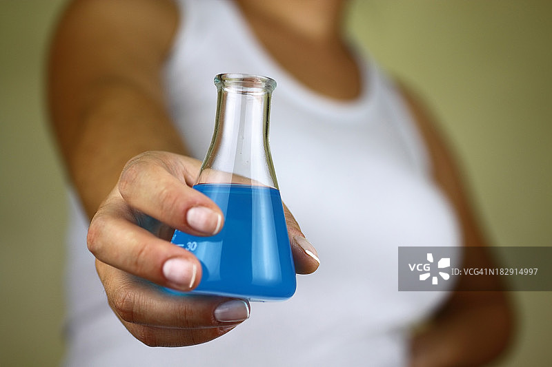 手持化学药瓶图片素材
