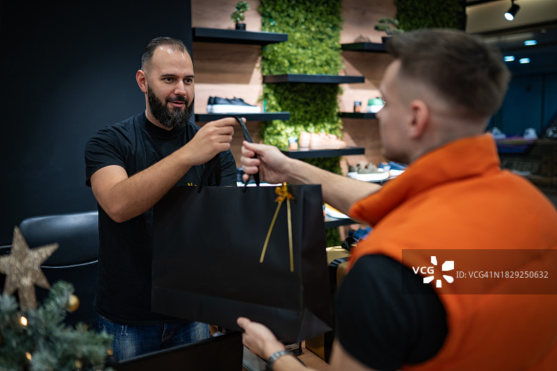 很高兴找到圣诞礼物图片素材