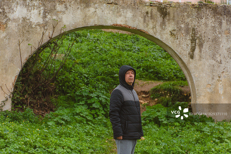 公园里的老年男人肖像图片素材