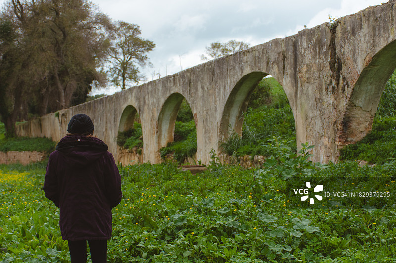 在公园里的老年妇女图片素材