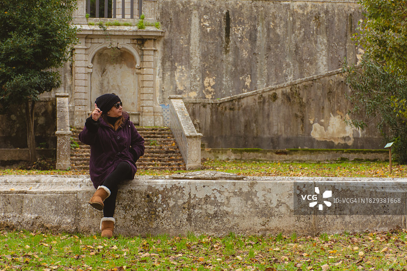 在公园里的老年妇女图片素材