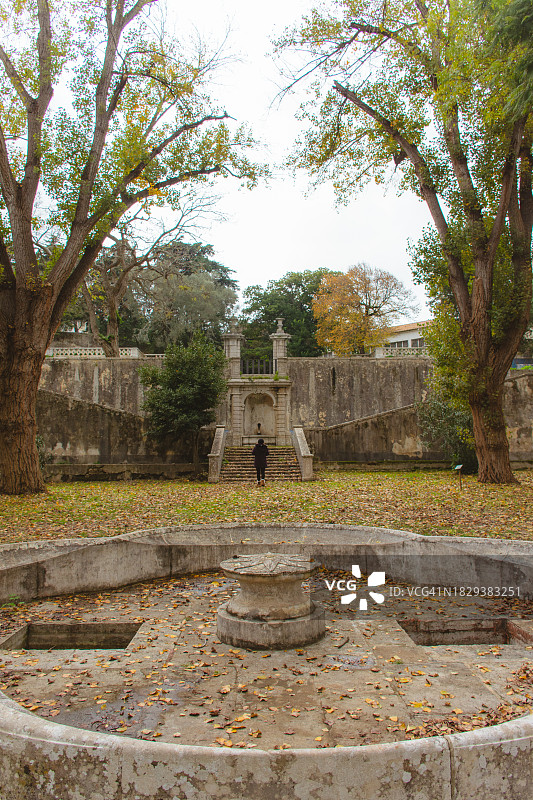老年妇女在公园里散步图片素材