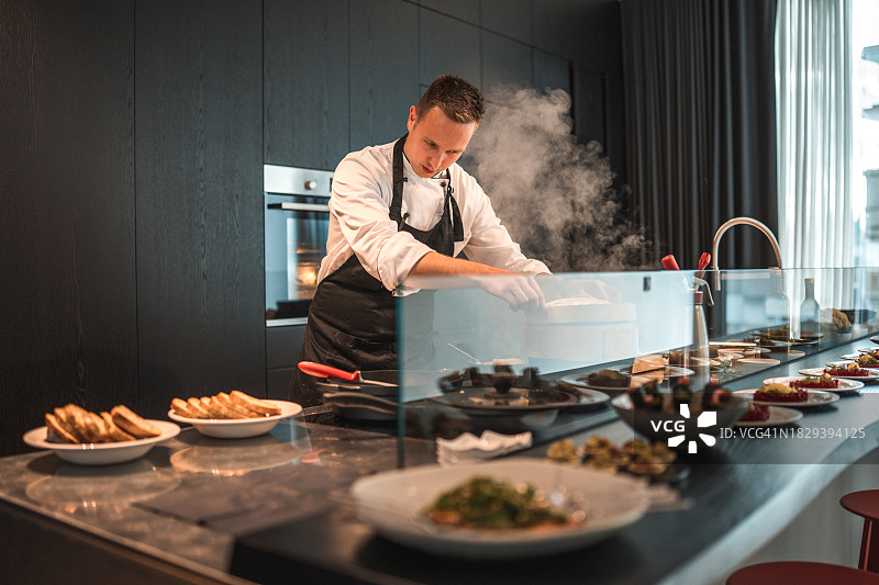 厨师为单身晚宴烹饪特色菜肴图片素材