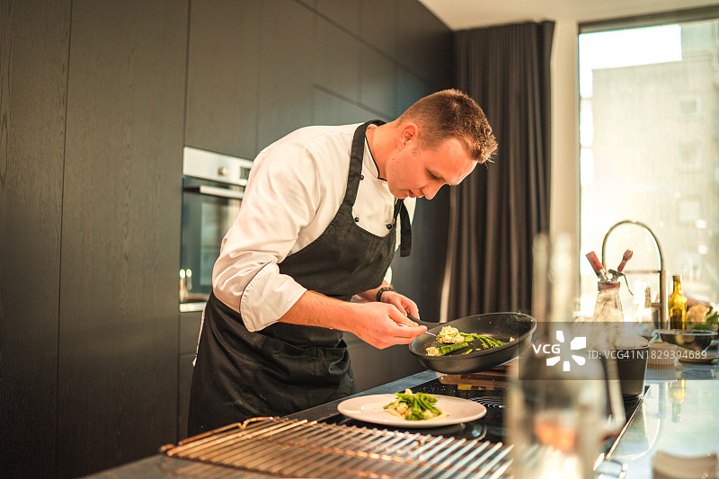 烹饪大师：年轻厨师为单身女子晚餐烹制美食图片素材