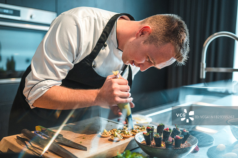 厨师精心准备单身派对晚餐图片素材