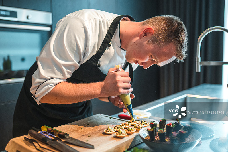 厨师烹饪美食，欢庆单身派对图片素材