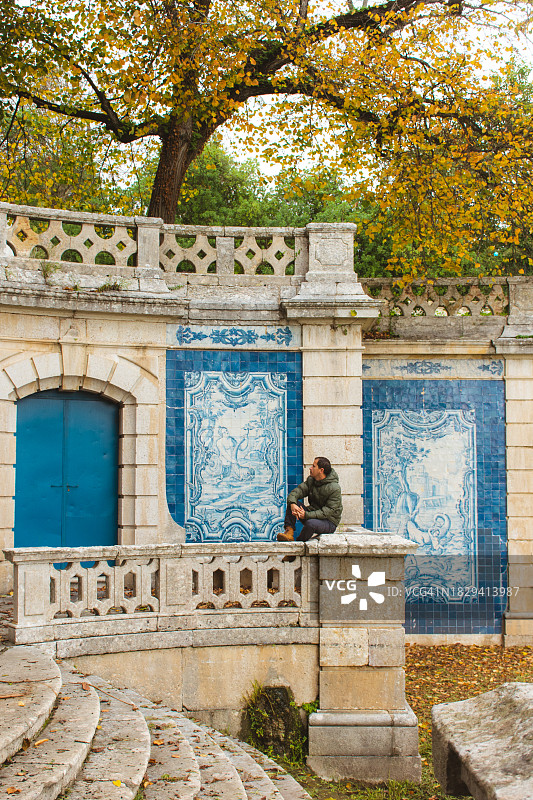 男人在奥埃拉什公园散步图片素材