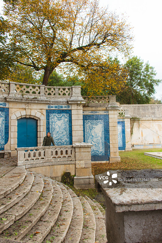 男人在奥埃拉什公园散步图片素材