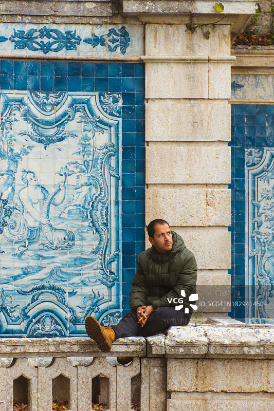 男人在奥埃拉什公园散步图片素材