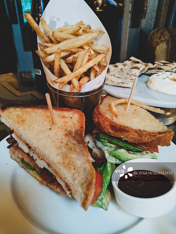 鸡肉俱乐部三明治侧视图图片素材