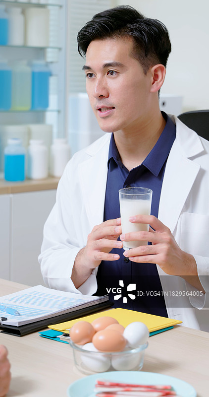 营养师展示牛奶蛋白图片素材