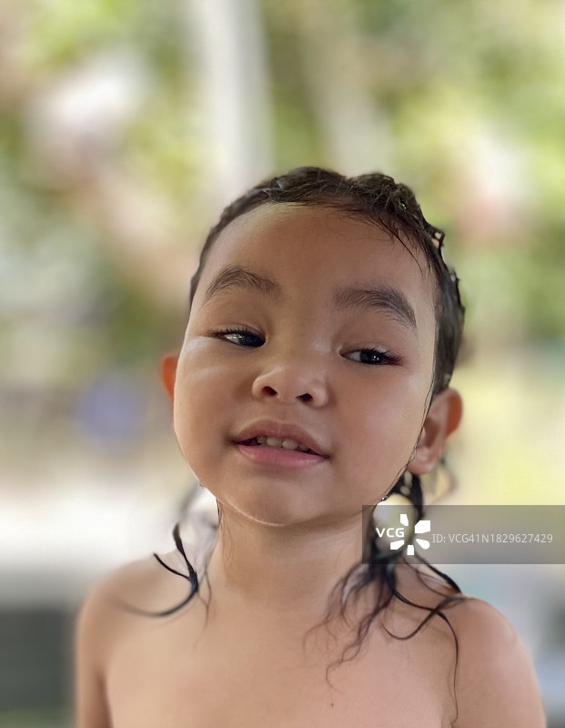 快乐的亚洲女童沐浴后微笑图片素材