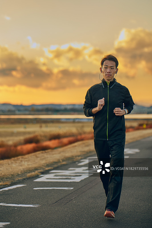 傍晚跑步图片素材