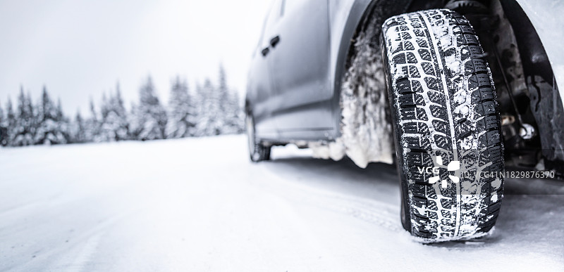 冬季雪地道路上的汽车轮胎-全景banner，带文案空间图片素材