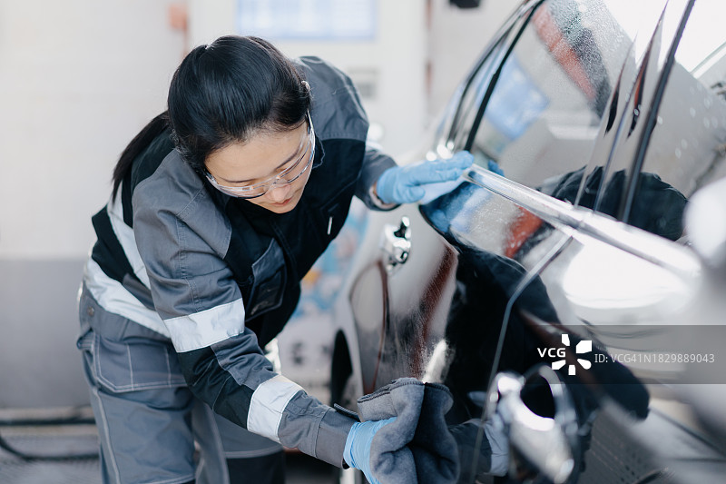 工人正在清洗汽车图片素材