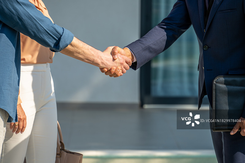 房地产经纪人和买家握手图片素材