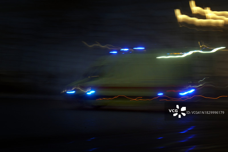 夜晚在城市中疾驰的急救车图片素材