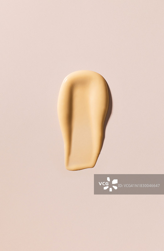 米色背景上的面部护理化妆品，包含化妆品样品、乳霜、面膜和精华液图片素材