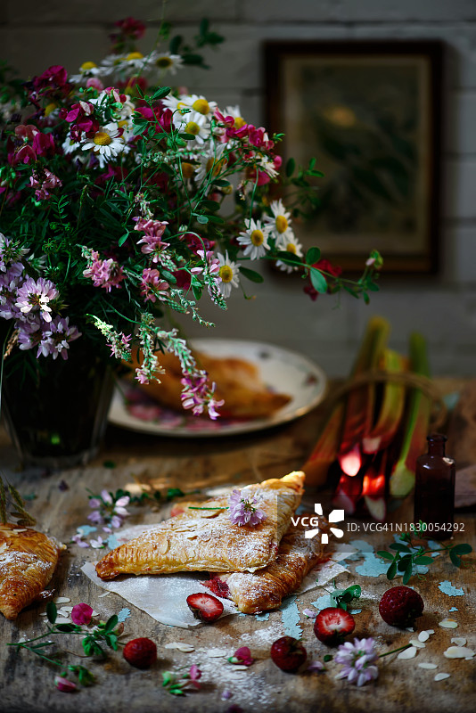 草莓大黄酥皮馅饼图片素材