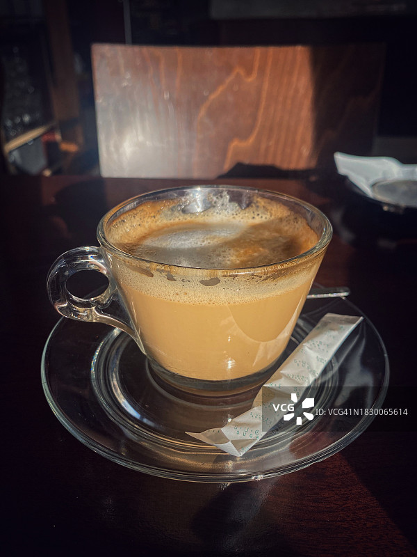 深色背景下的咖啡图片素材