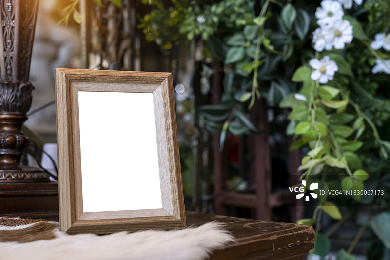 桌子上的空相框图片素材
