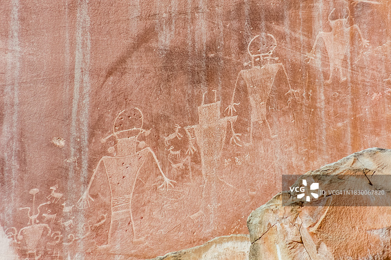 埃斯卡兰特河沿岸的拟人岩画图片素材