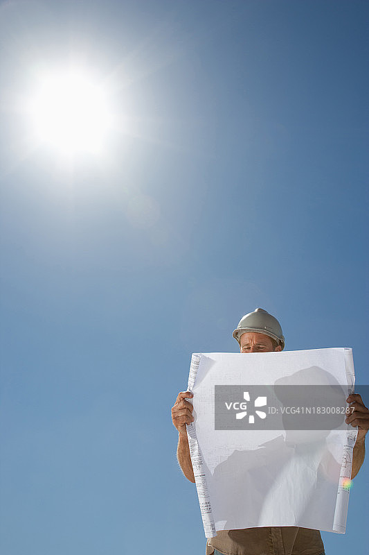 建筑工头查看蓝图图片素材