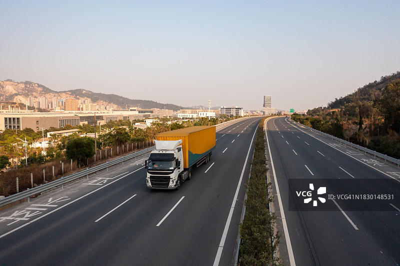 高速公路上行驶的卡车图片素材