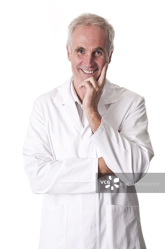 面带微笑的科学家，双臂交叉图片素材