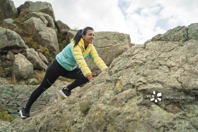 女人在森林中攀岩图片素材