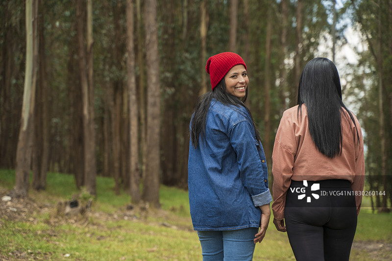 两个朋友走在森林中央图片素材