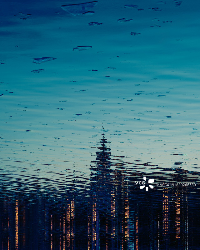 城市摩天大楼在冷水中的倒影图片素材