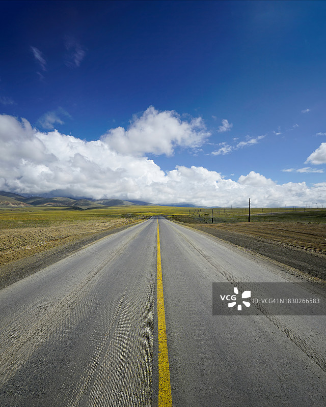带有黄色中央隔离带的公路图片素材