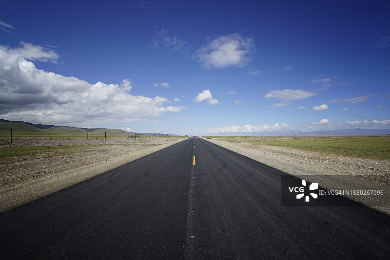 路面磨损的公路图片素材