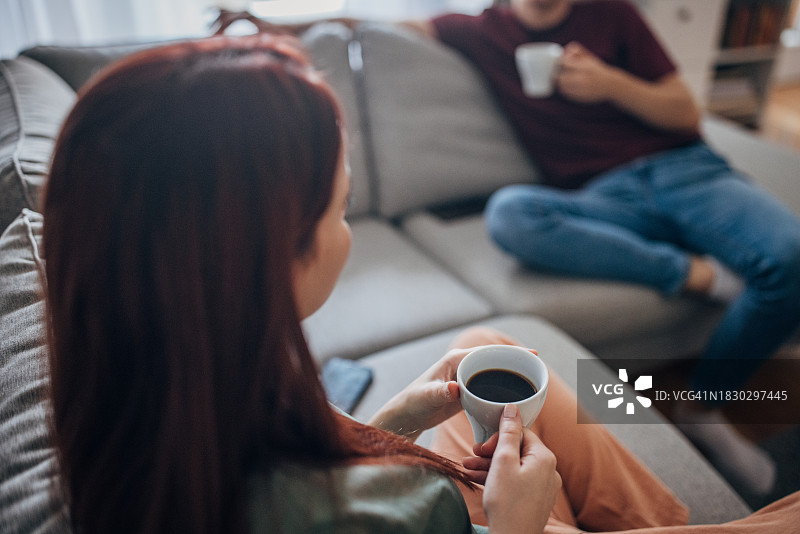 情侣在家喝咖啡图片素材