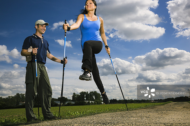 北欧跳跃运动教学图片素材