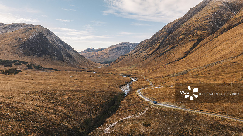 苏格兰高地格伦埃蒂夫山谷的无人机/航拍图。一辆孤独的露营车在路上 - 多么棒的公路旅行地点！图片素材