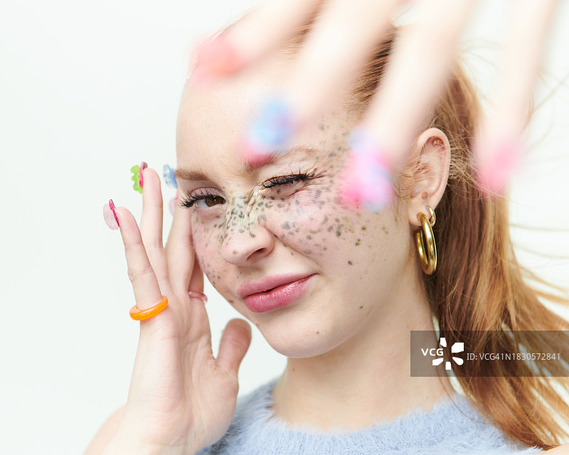 Z世代女性的棚拍美妆肖像图片素材