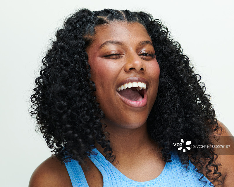 Z世代女性的演播室美妆照图片素材