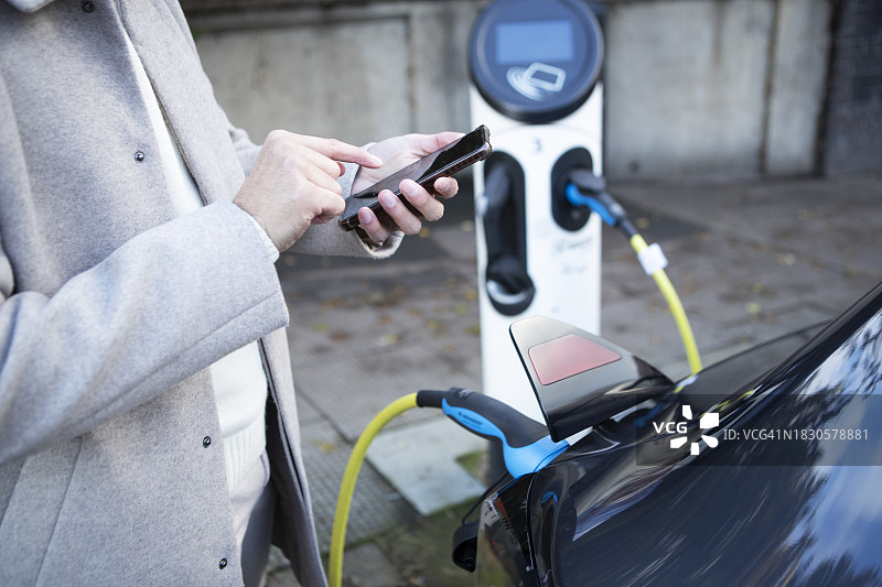 男人给汽车充电图片素材