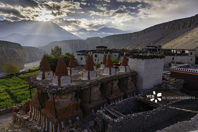 尼泊尔木斯塘唐格的古代佛塔图片素材