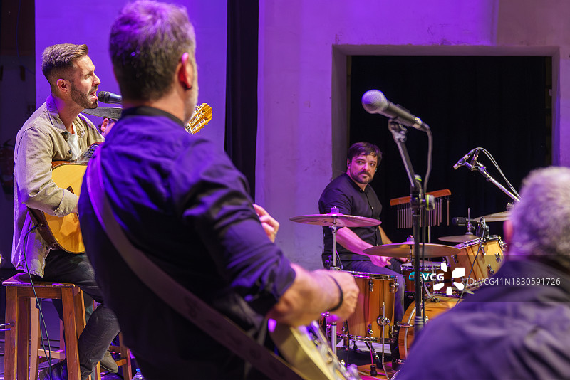 舞台上演奏的乐队图片素材