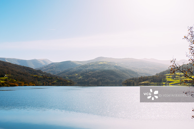 以山为背景的水库图片素材