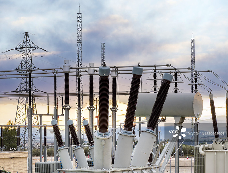 日落时分发电厂内高压变压器细节图片素材