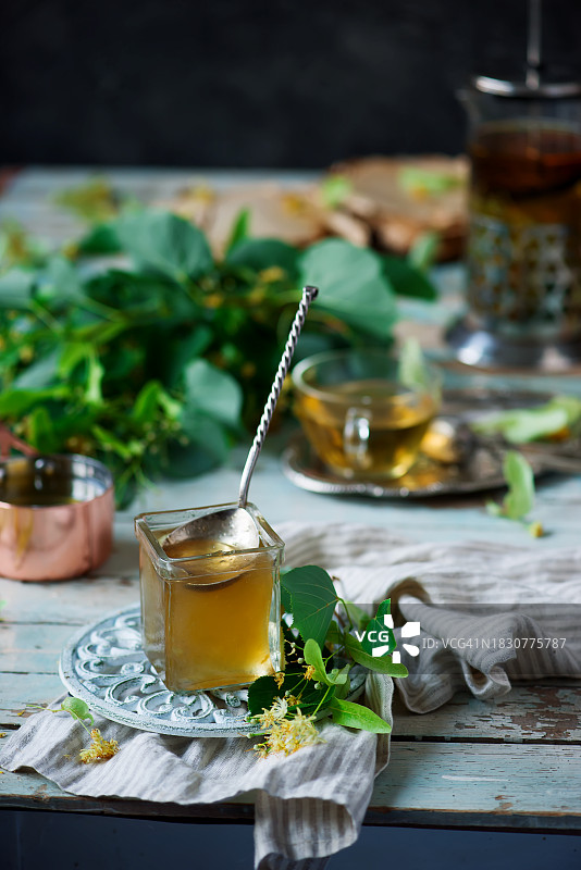 玻璃罐装菩提花果酱图片素材