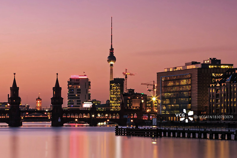 德国柏林城市天际线：电视塔与上树桥日落图片素材