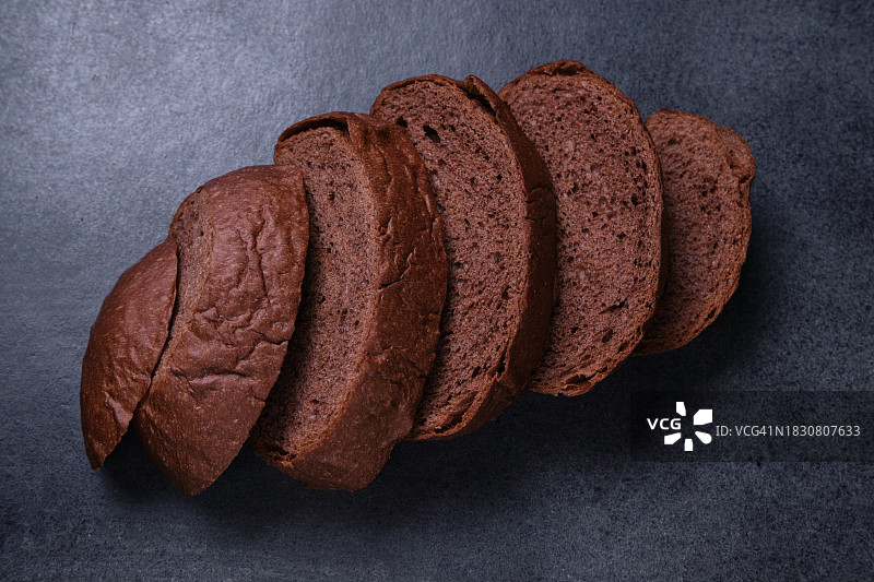 无麸质巧克力面包切片图片素材