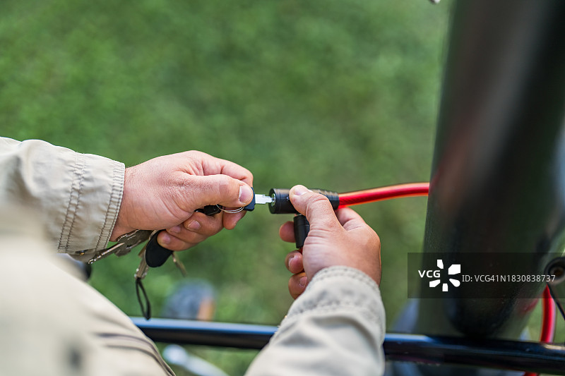将自行车锁在灯柱上图片素材