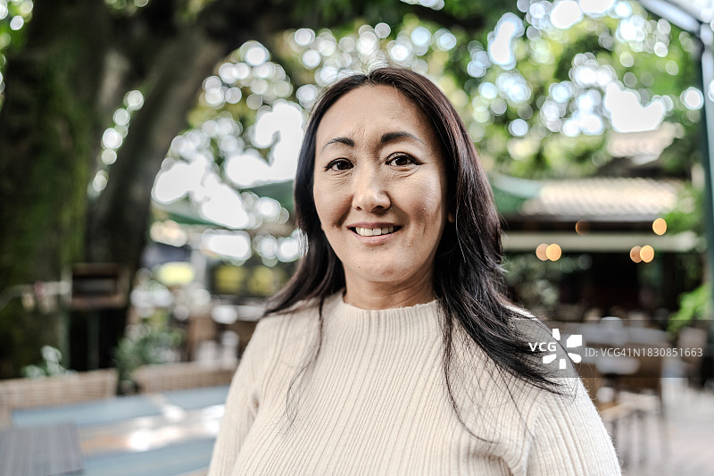 在餐厅的年长的女人肖像图片素材