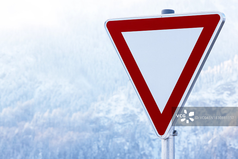 冬季景观中的让路标志（德国巴伐利亚阿尔卑斯山）图片素材